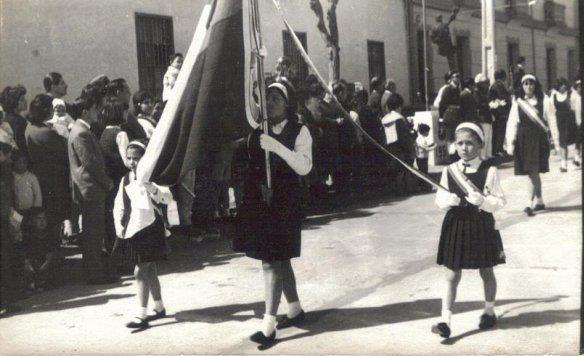 Archivo:Niñas de la Escuela Doctor Díaz Lira desfilando, años 1960.jpg