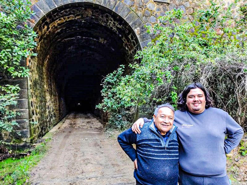 Archivo:Diego Grez y Antonio Saldías en túnel El Árbol.jpeg